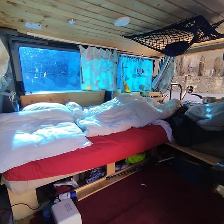 Van Avec Cuisine Exterieure Proche D'Un Lac Camping *