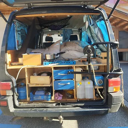 Van Avec Cuisine Exterieure Proche D'Un Lac Camping